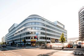 <b><u>SQUARE PLUS</b></u><br><br>

<table>
    <tr>
        <td>
            <b>
Art des Bauwerks:	
            </b>
        </td>
        <td>
Bürogebäude mit Retail- & Gastronomieflächen (Square One)<br>
Wohn- & Studentenheim (Square Two)

        </td>
    </tr>
    <tr>
        <td>
            <b>
Bauzeit:			
            </b>
        </td>
        <td>
2015 bis 2017 	(Square One)<br>
2019 bis laufend	(Square Two)        
</td>
    </tr>
    <tr>
        <td>
            <b>
BGF oberirdisch:	
            </b>
        </td>
        <td>
ca. 53.300 m²
        </td>
    </tr>
    <tr>
        <td>
            <b>
Zertifizierung:
            </b>
        </td>
        <td>
ÖGNI Platin
        </td>
    </tr>
</table>
<br>
Das Projekt besteht aus zwei Gebäuden, welche einen urbanen Platzraum zwischen sich aufspannen. Ein großzügiger Fußgängerbereich führt zwischen den Gebäuden von der Muthgasse über den Leopold-Ungar-Platz zur U- & S-Bahnstation Heiligenstadt. 
Square One ist als Bürogebäude mit erdgeschossigen Geschäftsflächen ausgeführt. Im Erdgeschoss befinden sich Geschäftsflächen, Eingangslobbies sowie Haustechnik- und Nebenräume. Im 1. Stock sind 
Büros, sowie eine großzügige Verteilerebene mit Fitnessbereich, Raucherraum, Sanitär- und Duschanlagen, Gastronomie, sowie Erschliessungs-, Haustechnik- und Nebenflächen situiert. Den Büros in den Dachgeschossen sind jeweils eigene Terrassen zugeordnet. Die PKW-Stellplätze für beide Häuser sind im Square One im Erdgeschoss und den Untergeschossen untergebracht. Der Hauptzugang beider Gebäude erfolgt jeweils über den Leopold-Ungar-Platz.
Square Two wird als ein Wohn- und Studentenheim mit insgesamt 11 oberirdischen und einem unterirdischen Geschoß errichtet. Das Gebäude stellt 313 Zimmereinheiten für Studenten und Berufstätige zur temporären Nutzung in Einzelbelegung zur Verfügung, welche vom 1. OG bis 10.OG/Dachgeschoss untergebracht sind. Im Erdgeschoss befinden sich der Empfangsbereich mit Lobby, Räumlichkeiten für die Verwaltung, Technikräume und Gemeinschaftsbereiche. Zu den Gemeinschaftsräumen im Erdgeschoß zählen eine Waschküche, ein Multifunktionsraum für die Mieter und allgemeine WC-Anlagen. Zusätzlich stehen im Erdgeschoss drei Geschäftsflächen zur externen Vermietung zur Verfügung.