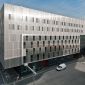 <b><u>BAHNHOFCITY WIEN WEST - WESTBAHNHOF</b></u><br><br>
<table>
    <tr>
        <td>
            <b>
Art des Bauwerks:	
            </b>
        </td>
        <td>
Infrastrukturgebäude mit<br>
Büro-, Hotel- und Geschäftsflächen 
        </td>
    </tr>
    <tr>
        <td>
            <b>
Wettbewerb:
            </b>
        </td>
        <td>
2003, 1.Preis<br>
Arbeitsgemeinschaft mit Architekt Eric Steiner
        </td>
    </tr>
    <tr>
        <td>
            <b>
Bauzeit:			
            </b>
        </td>
        <td>
2008 bis 2011
        </td>
    </tr>
    <tr>
        <td>
            <b>
BGF oberirdisch:	
            </b>
        </td>
        <td>
ca. 47.900 m²
        </td>
    </tr>
</table>
<br>
Das Projekt BahnhofCity Wien West wurde auf Basis des siegreichen Wettbewerbprojektes aus dem Jahr 2002 weiterentwickelt. Zentraler Inhalt dieses Projektes war es, durch die Neugestaltung des Bahnhofareals die städtebauliche Entwicklung des Gebietes zu fördern. Mit der Errichtung eines multifunktionalen Gebäudekomplexes am Neubaugürtel, von der Mariahilfer- bis zur Felberstraße reichend, soll eine Initialzündung zur Aufwertung des Bahnhofareals mit seinen angrenzenden Teilen im 15. Wiener Gemeindebezirk ausgelöst werden. Die Errichtung des Wiener Hauptbahnhofes am Gelände des ehemaligen Wiener Südbahnhofes bedingt den Entfall des Fernverkehrs am Westbahnhof. Dadurch ergibt sich einerseits das Erfordernis der Redimensionierung der Verkehrsstation, andererseits bietet der mögliche Entfall von Gleisachsen Potential zur Entwicklung der ÖBB Grundstücke entlang der Bahntrasse. Ein weiteres, wesentliches Element der Aufgabenstellung des Wettbewerbes war die Öffnung des Bahnhofkomplexes zur Mariahilfer Straße mit der Inszenierung eines neuen, attraktiven Einganges.