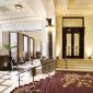 <b><u>PARK HYATT VIENNA – GOLDENES QUARTIER</b></u><br><br>

<table>
    <tr>
        <td>
            <b>
Art des Bauwerks:	
            </b>
        </td>
        <td>
Hotel- und Geschäftsgebäude, denkmalgeschützt
        </td>
    </tr>
    <tr>
        <td>
            <b>
Bauzeit:			
            </b>
        </td>
        <td>
2011 bis 2014
        </td>
    </tr>
    <tr>
        <td>
            <b>
BGF oberirdisch:	
            </b>
        </td>
        <td>
ca. 26.200 m²
        </td>
    </tr>
    <tr>
        <td>
            <b>
Zertifizierung:
            </b>
        </td>
        <td>
BREEAM
        </td>
    </tr>
    <tr>
        <td>
            <b>
Planungsmethode:
            </b>
        </td>
        <td>
Generalplanung
        </td>
    </tr>
</table>
<br>
Das von den Architekten Gotthilf und Neumann geplante, in den Jahren 1913 – 1915 errichtete Bankgebäude Am Hof im 1. Wiener Gemeindebezirk, wurde in ein 5 Sterne Hotel mit Geschäftsflächen der gehobenen Kategorie umgebaut. Das Gebäude steht unter Denkmalschutz, alle Maßnahmen waren mit dem Denkmalamt zu koordinieren, insbesondere die statischen Eingriffe die zur Erreichung der Erdbebensicherheit erforderlich waren. In den Untergeschossen sind neben den BoH Räumen ein SPA Bereich mit einem Swimmingpool im ehemaligen Tresorraum untergebracht, das Hochparterre mit dem Eingangsfoyer und den Kassensaal wurde restauriert, das Foyer durch seitliches Verschieben einer Wand zu einer großzügigen Rezeption erweitert, in der Kassenhalle ist das Restaurant mit einem Showkitchenbereich untergebracht. Die historische Feststiege verbindet das Foyer mit den Prunkräumen im 1. Obergeschoss, welche nach dem verheerenden Brand originalgetreu rekonstruiert wurde und neben dem Festsaal mehrere Konferenzräume umfasst. In den Obergeschossen sind 144 Gästezimmer einschließlich der 35 Suiten und einer Double Suite situiert. An der Straßenfront Bognergasse und Seitzergasse befinden sich die zweigeschossigen Geschäfte.